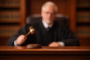 juge-bureau-maillet-salle-tribunal